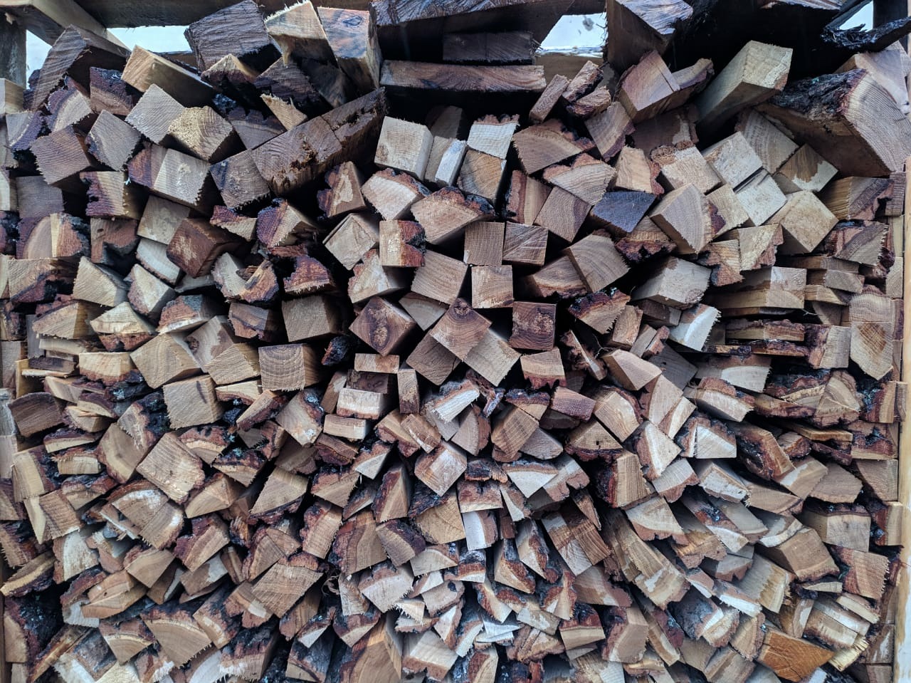 Купить дрова в новосибирске с доставкой. Дрова в сетке. Дрова березовые в сетках. Дрова в сетке ясень. Дрова сухие в сетках.